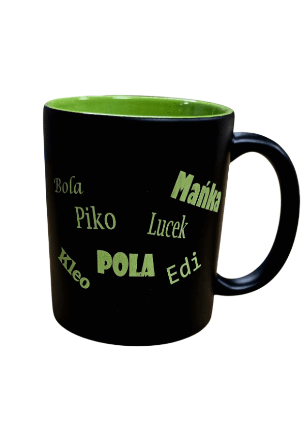 Matowy czarny kubek z zielonym grawerem